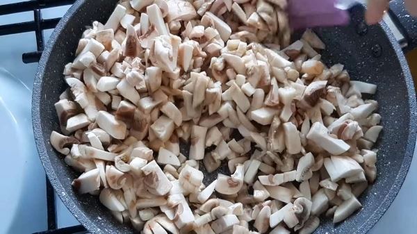 Блины с грибами и сыром: тонкости приготовления с припеком