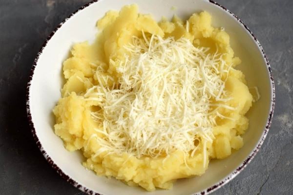 Чебуреки с сыром и картофелем
