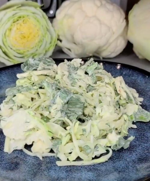 Легкий салат из трех видов капусты: нужно попробовать!