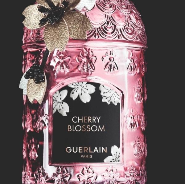 
<p>                        Лимитка в роскошном флаконе: Guerlain Cherry Blossom Limited Edition 2022</p>
<p>                    