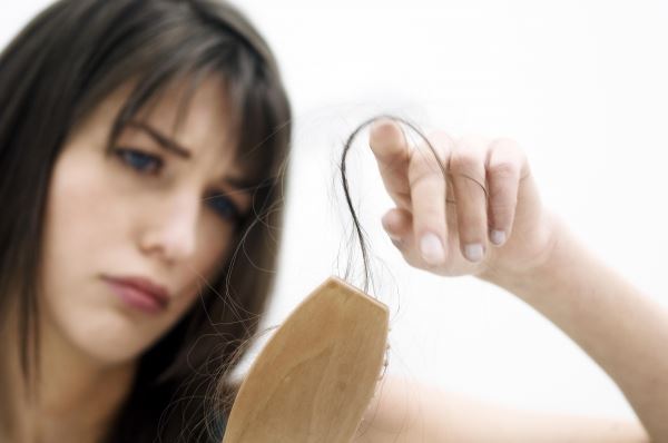 Остановить выпадение волос после ковида поможет пилинг головы. Рассказываем, как делать процедуру дома