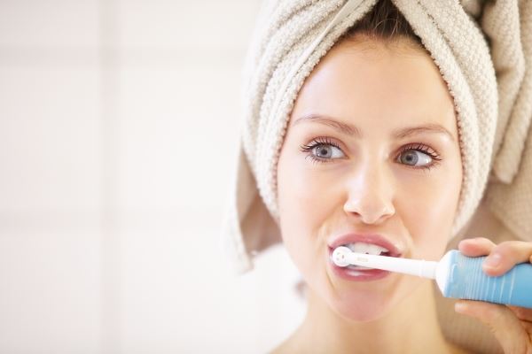 Отбеливающая паста, электрическая щетка и ирригатор в борьбе за чистоту: советы стоматолога