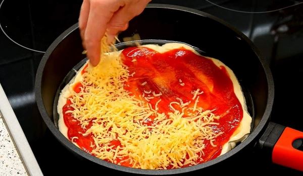 Пицца с яичницей сверху на сковороде