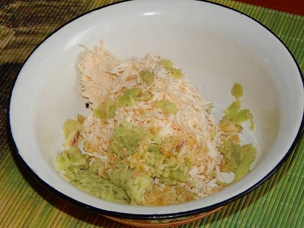 Салат с авокадо и плавленым сырком