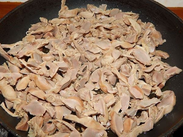 Тушеные куриные желудки: рецепт со сметаной