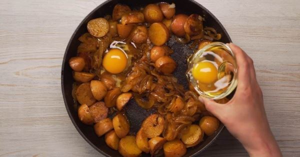 Жареная картошка с яйцом по-испански