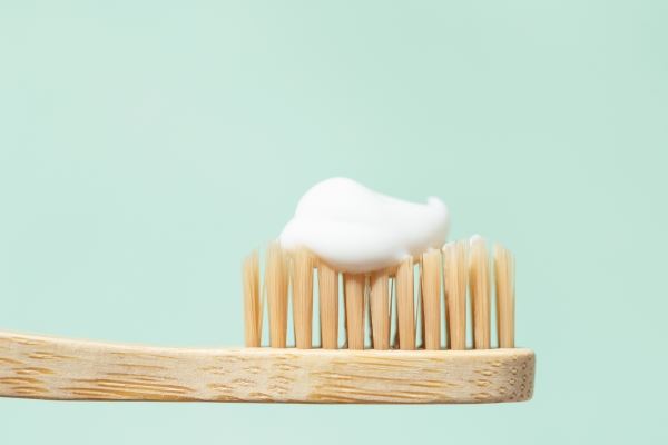 Отбеливающая паста, электрическая щетка и ирригатор в борьбе за чистоту: советы стоматолога