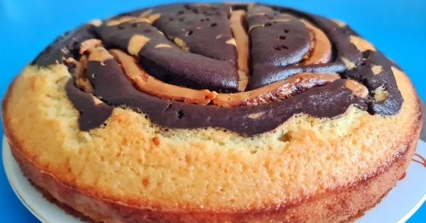Простой пирог со сгущенкой: нежный и пористый десерт к чаю